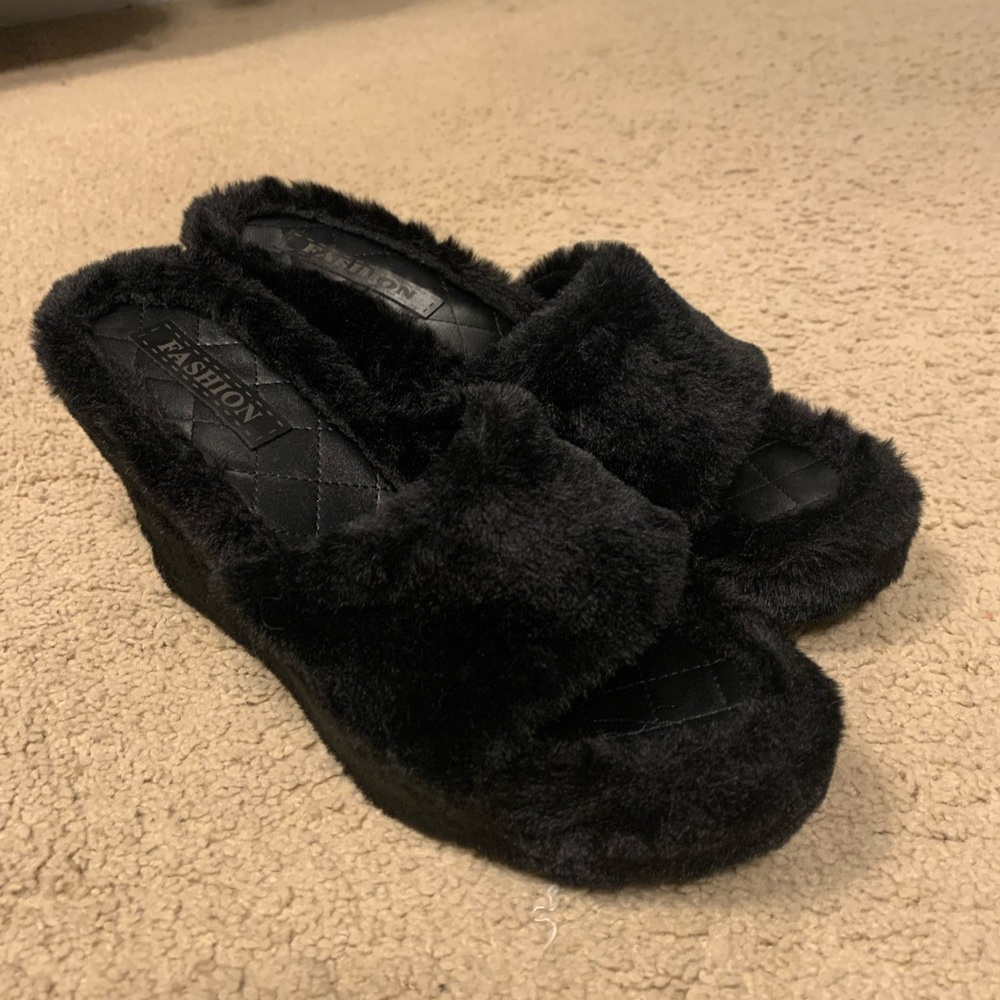 Black furry slippers - size 9 (42)